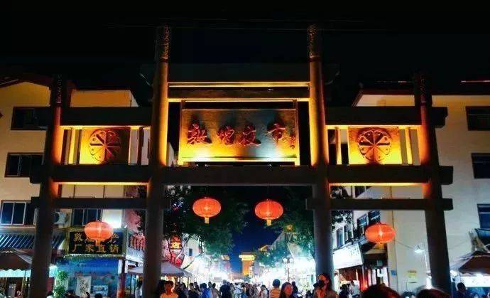 玉门关建于东汉年间,又称小方盘城,随丝绸之路的兴盛而繁盛起来,曾经