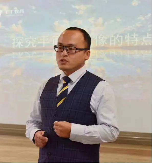 一份个人简历投递到你手中,请仔细阅读