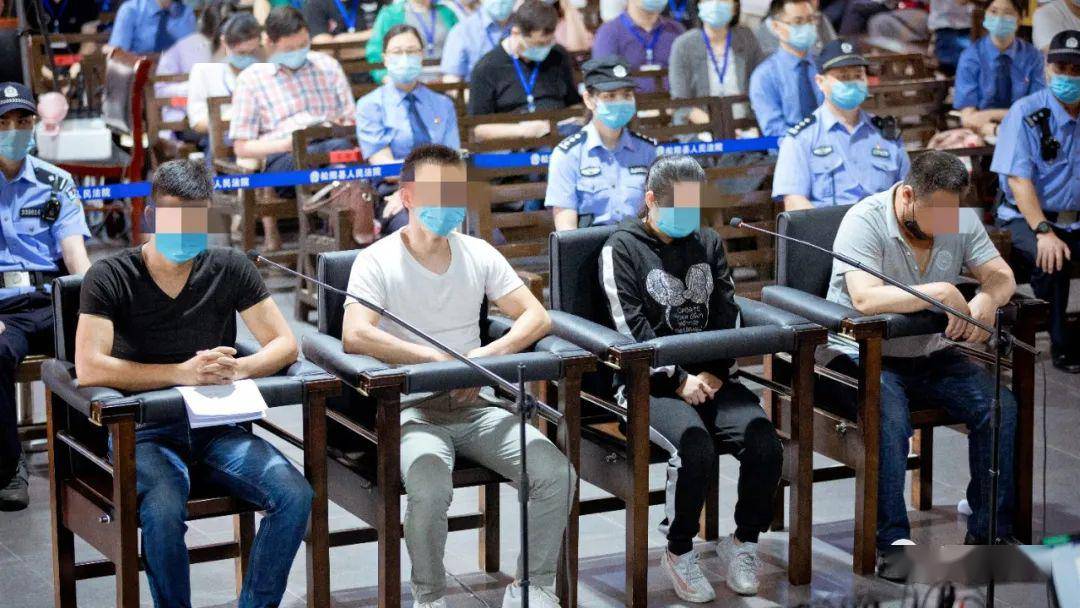 非法经营罪,依法判处有期徒刑二年六个月,并处罚金;刘某犯非法经营罪