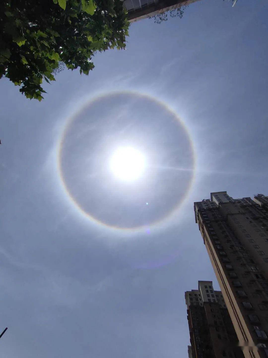 太阳周围有一圈彩虹图片