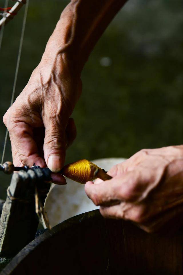 坚守古法织丝40年,在土房子里织出"金"丝绸,一年最多织50多匹
