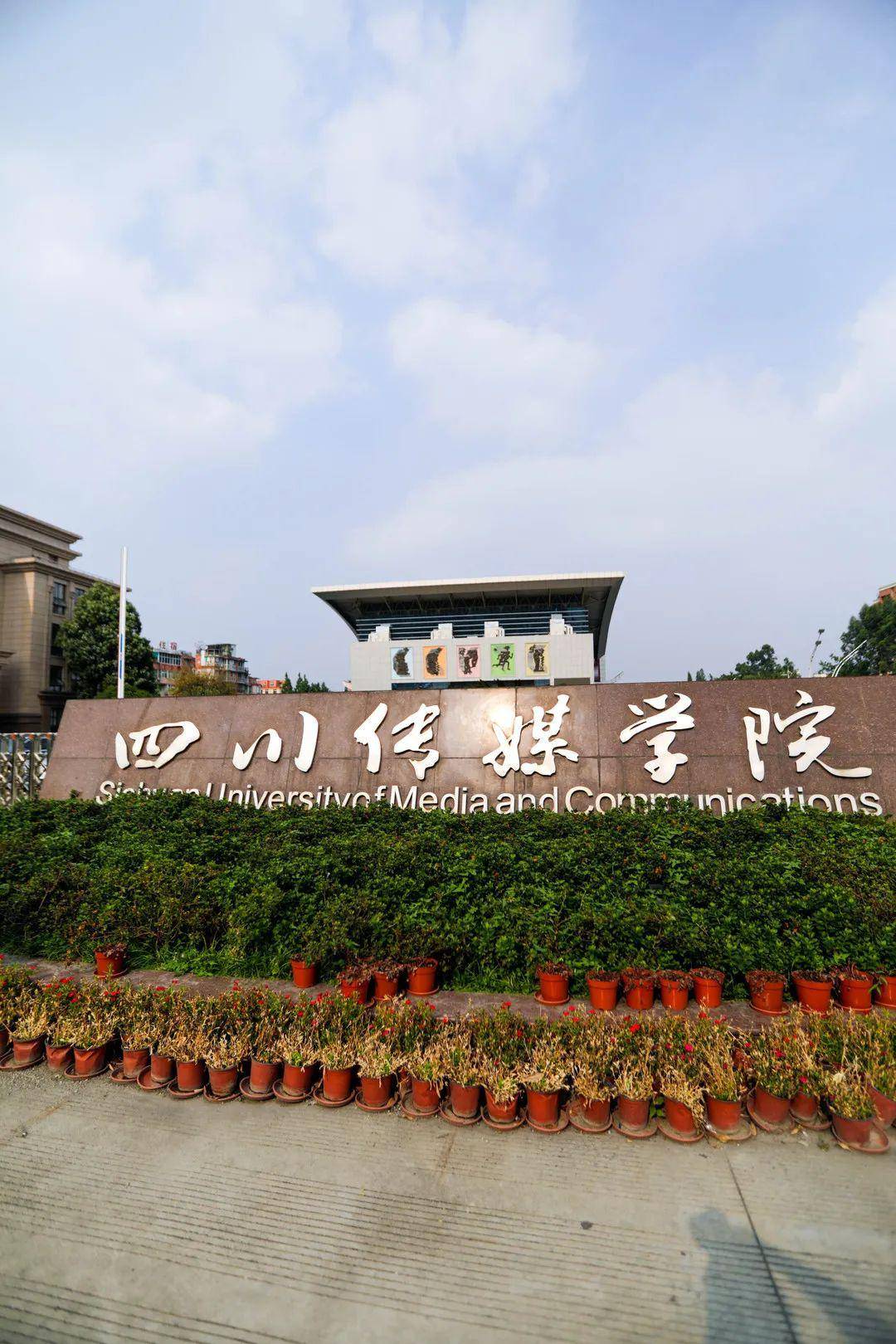 再去感受一次【川传校车】的密语:靠在椅背,是踏