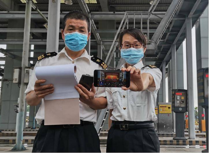 员在航班间隙看两会高崎海关集中审像科在办公室收看两会「5月21日起