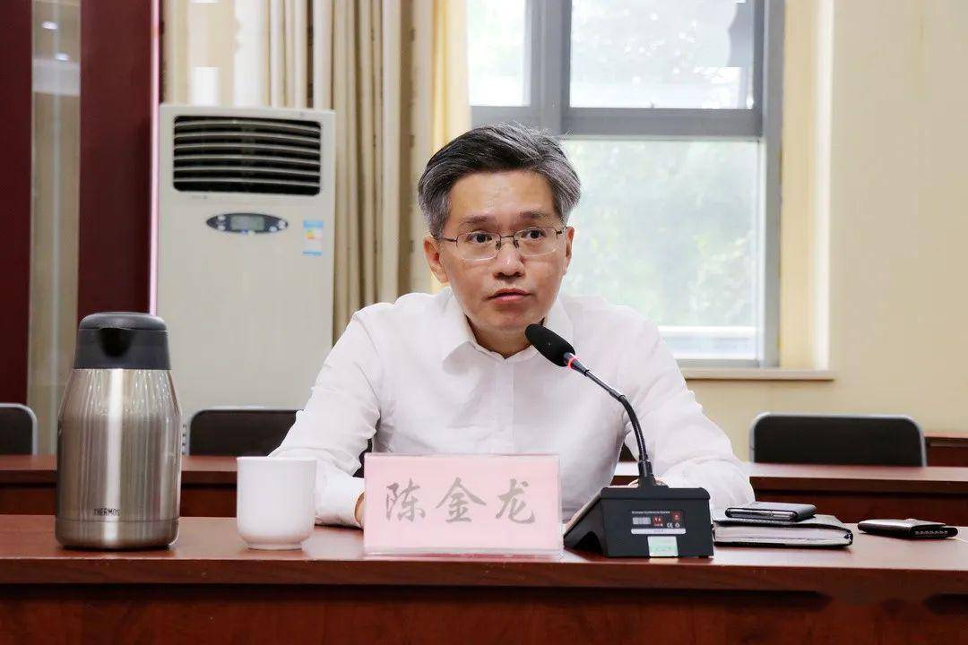 会议由镇党委书记陈金龙主持,他强调,全镇上下要按照苏州市委市政府