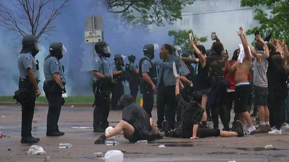 美国警察暴力执法致黑人死亡引发抗议,警方用催泪弹爆震弹驱散人群