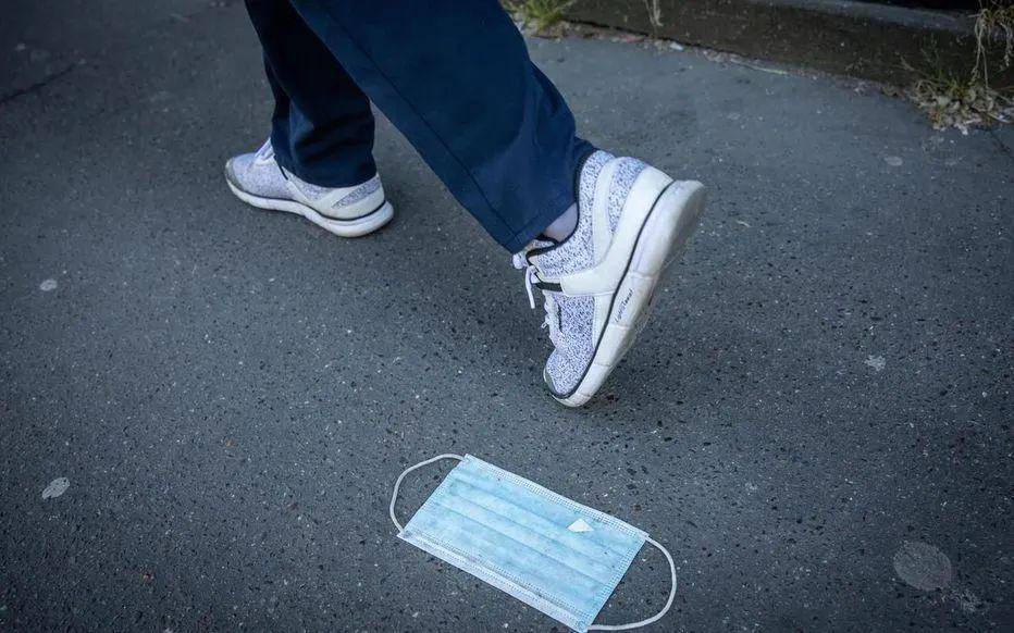 在街上丢垃圾罚款68欧,如果是丢口罩的话,那就罚300欧吧!