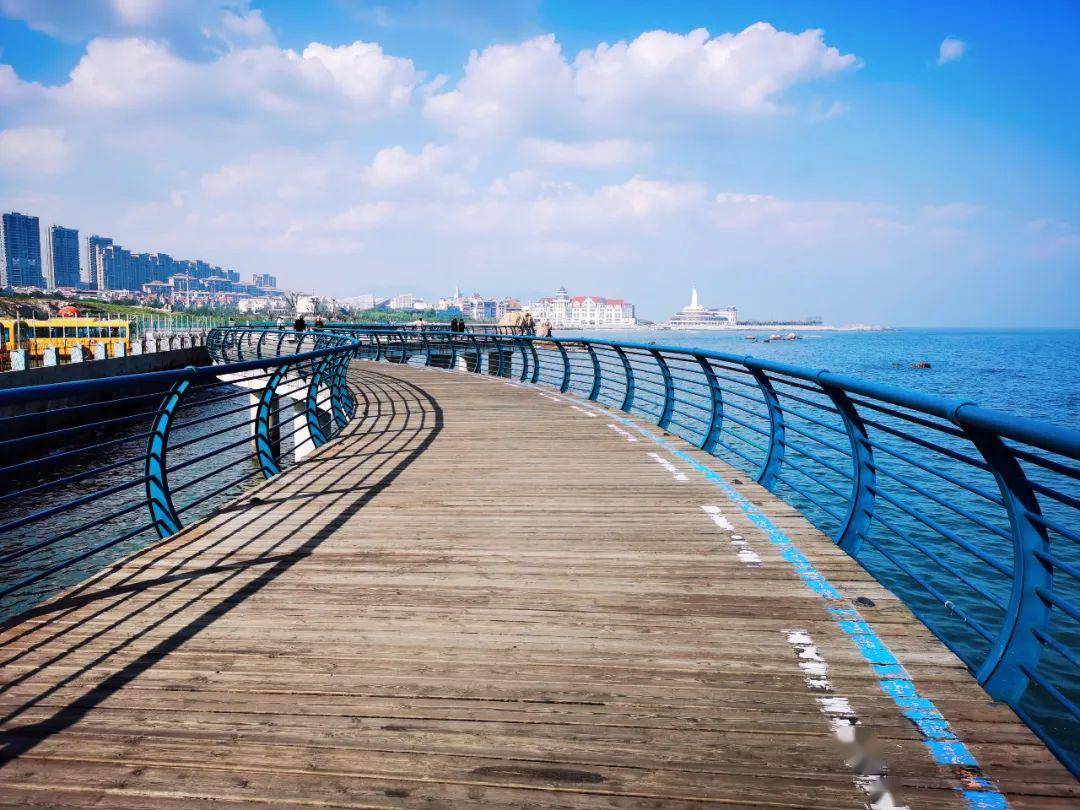 实拍青岛有座悬在海面上的木栈道火了周末遛娃去吧