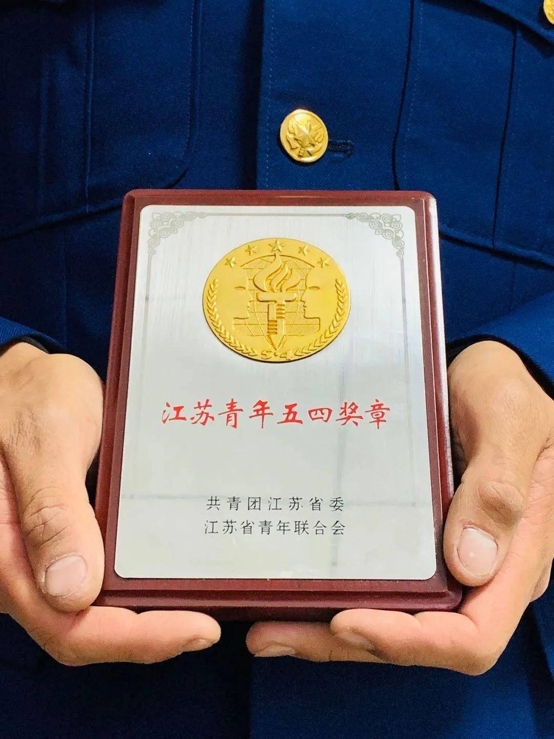 消防"兵王"万余次救援,奖章奖状46斤!