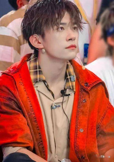 易烊千玺和朋友开车去买衣服全程没被打扰欣慰