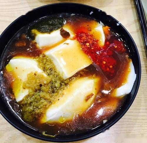 火爆太原的豆腐脑店豆腐脑既嫩又滑搭配油条吃味道绝了