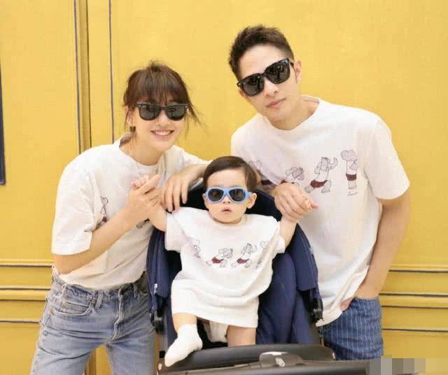 陈燃一家三口穿亲子装迎六一十个月罗密欧戴墨镜一脸高冷萌翻