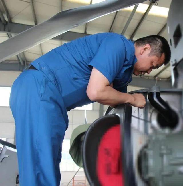 这就是军营里"蓝天上的机械师"