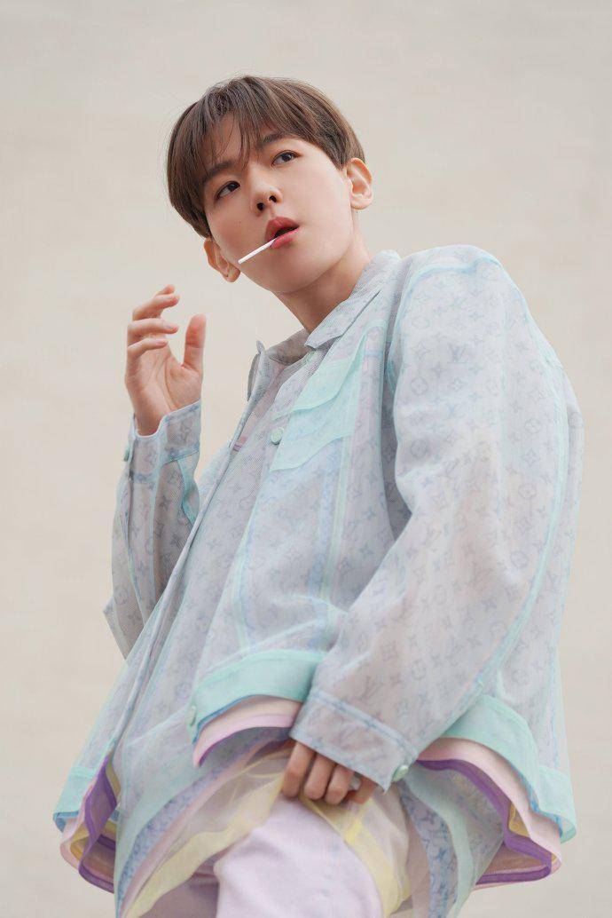 连迎面吹来的风都带着薄荷香气,伯贤高清写真官方物料释出!