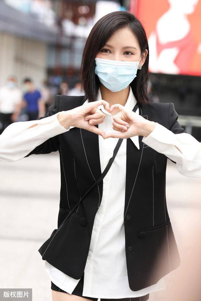 "花式比心"教你如何宠粉,张予曦的短裤秀美腿