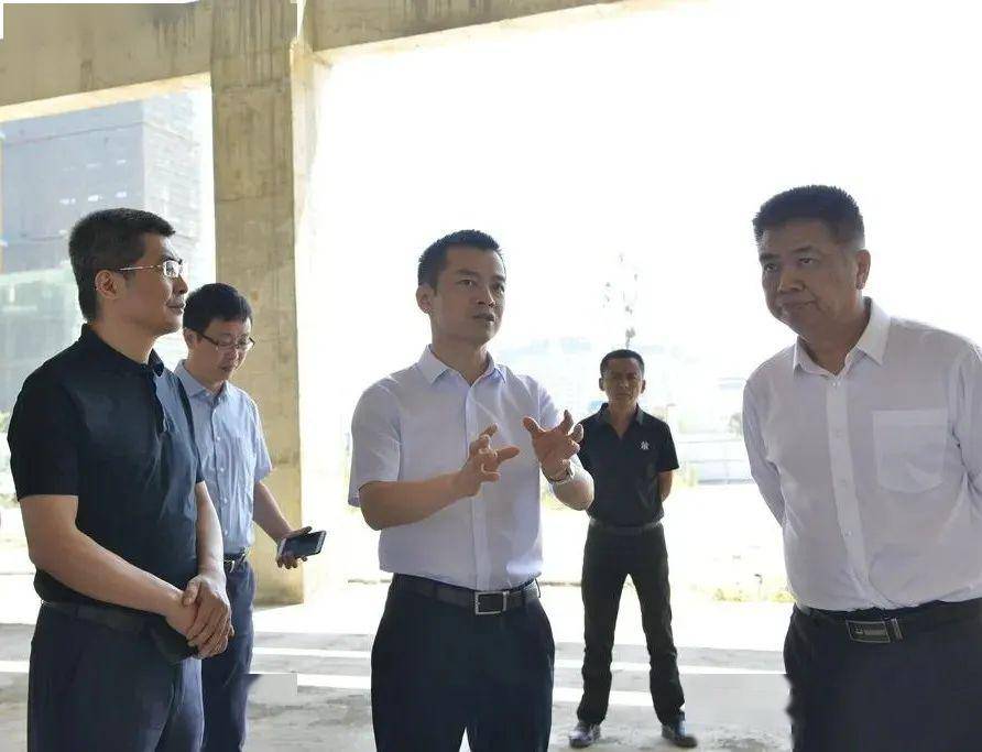 尹念红调研城建项目时要求倒排工期确保项目保质按时完工