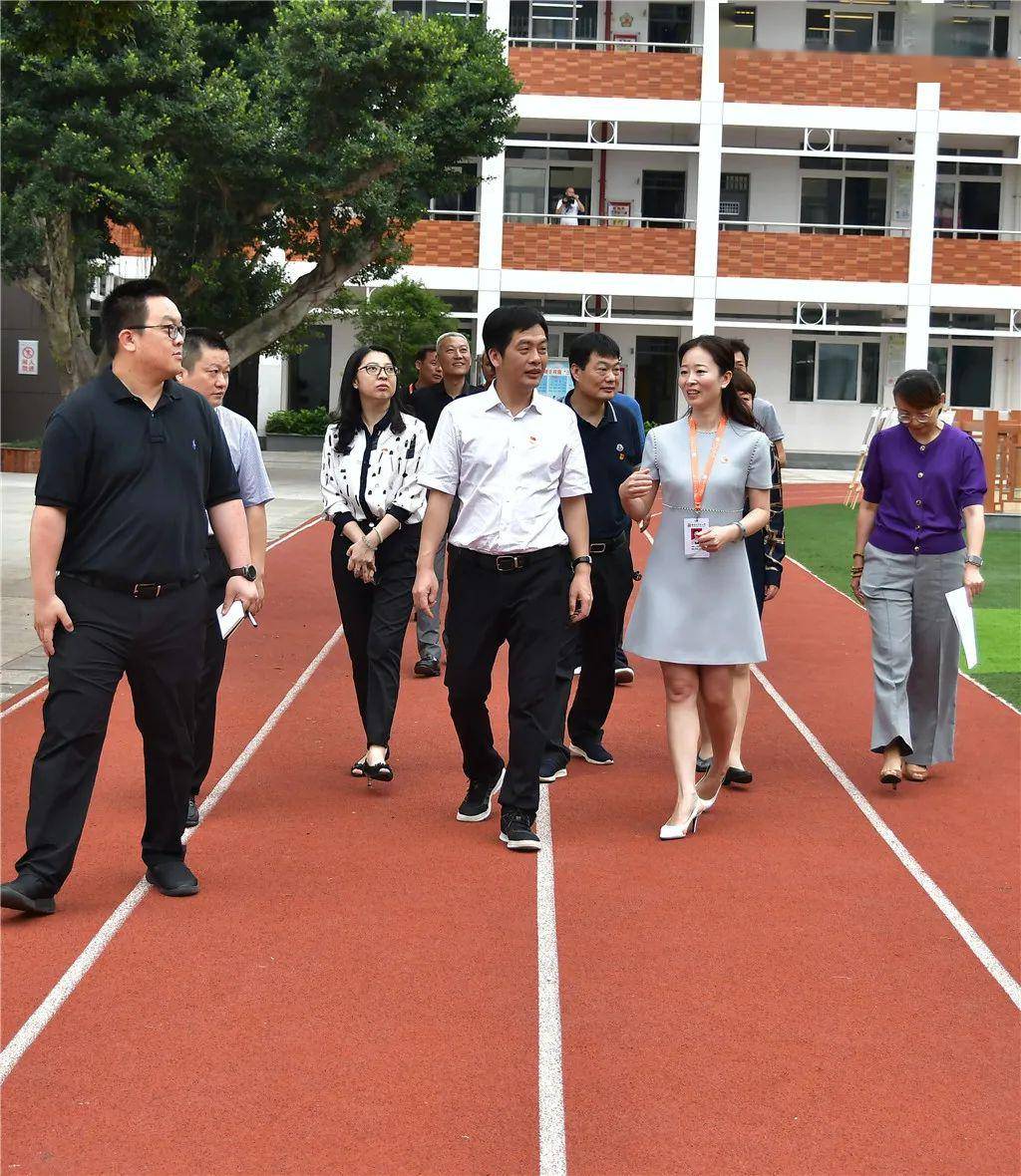 福清市委书记刘卓群等领导一行莅临福清市实验小学视察工作_手机搜狐