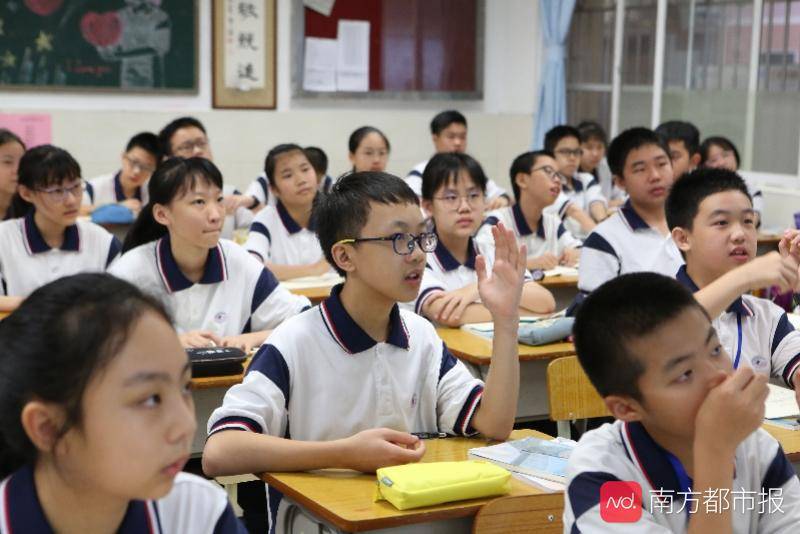 今起广州多区中小学师生校园内可脱口罩,来一组教室上课照片