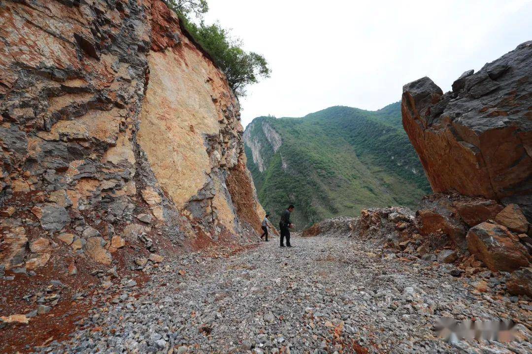 納雍縣化作鄉雙巖頭村在建的公路