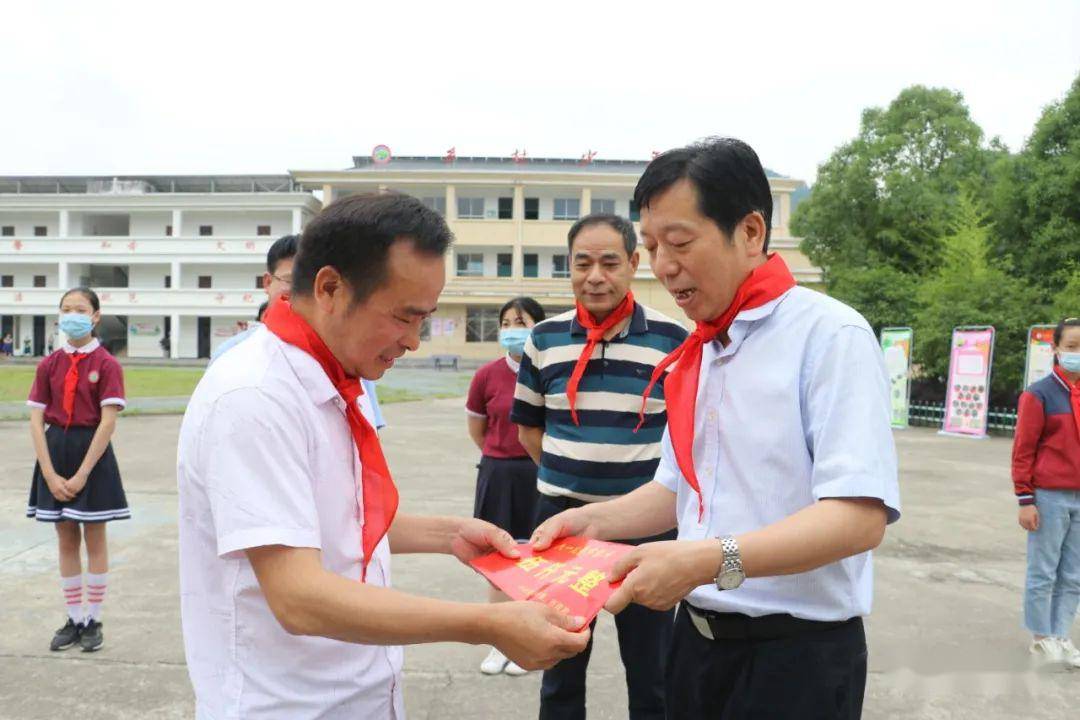 刘好先,刘德奖,叶昆华等领导先后到龙头山中心小学,李宅中心小学,李宅