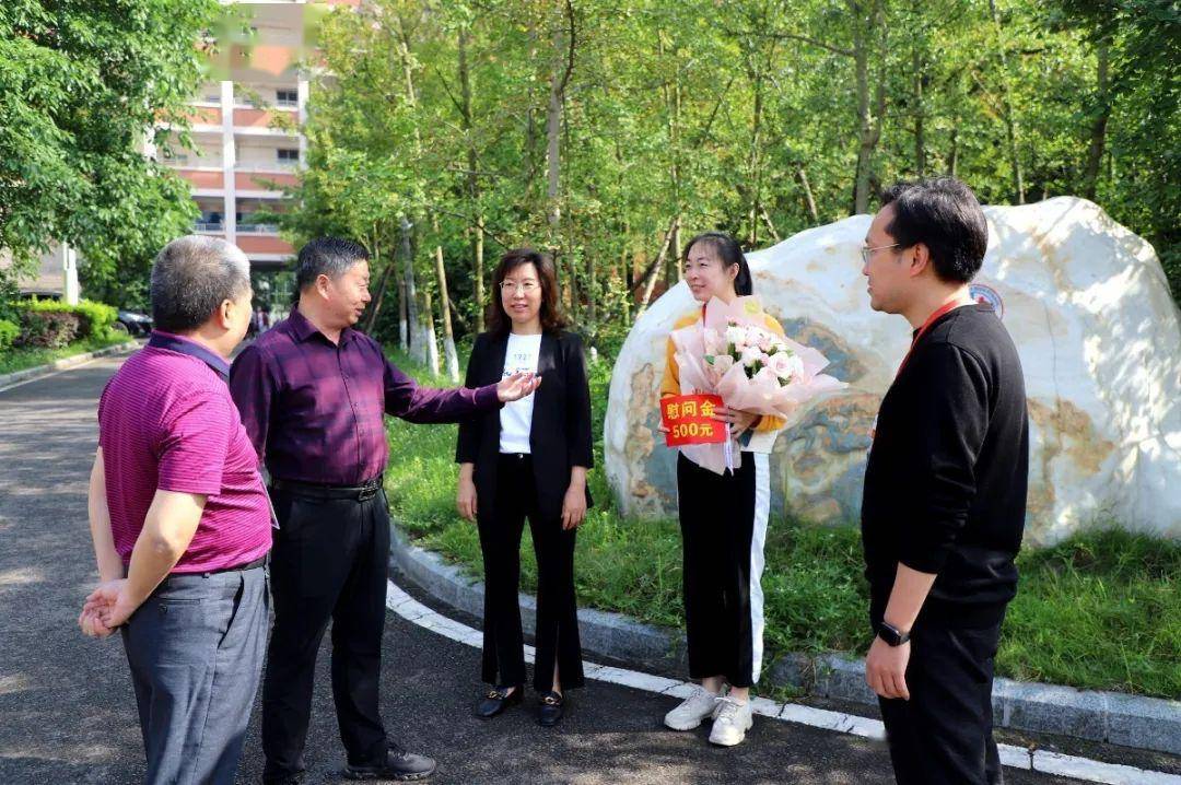 县委常委杨双全到泸县二中慰问县优秀科技工作者陈雪梅老师