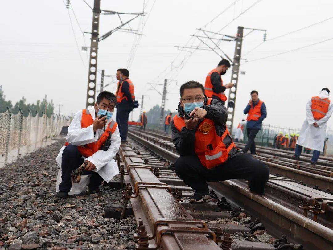 目前津石高速下穿朔黃鐵路框構橋頂進工程線路加固項目已全部完成,共