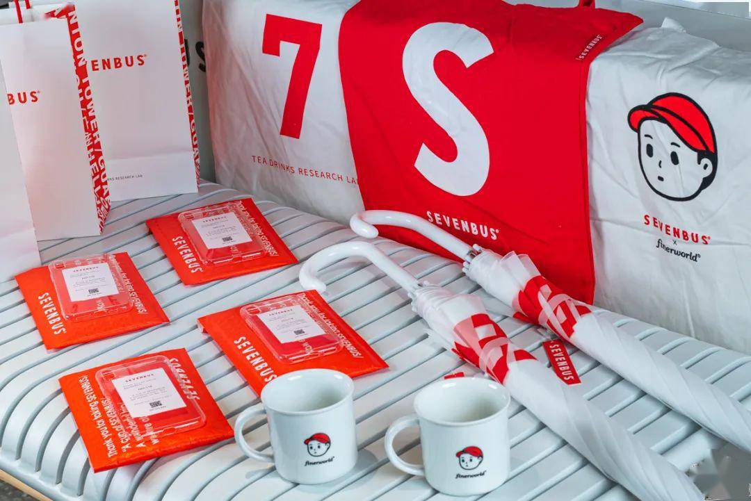 sevenbus白云首店来了换个地方排队吧