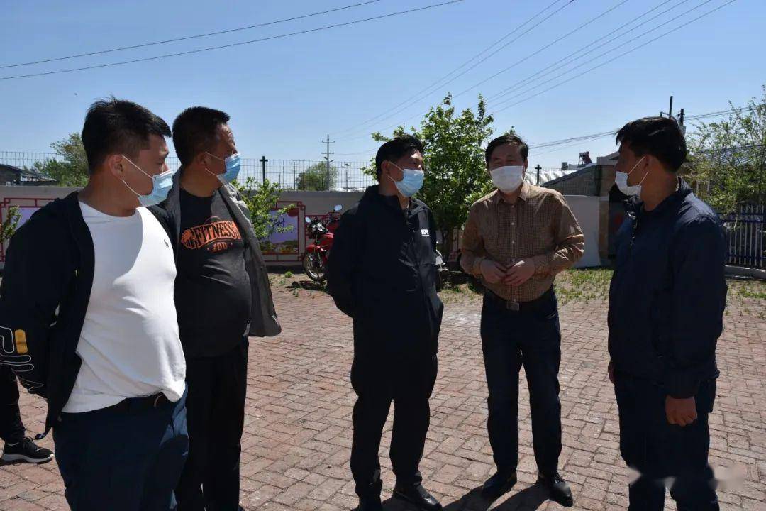 5月29日,县人大常委会主任姜继家,副主任孙玉林深入到永兴镇,就全镇