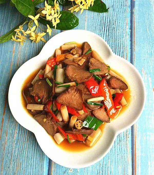 泡椒藕带炒卤口条 卤口条1个泡椒藕带260g青椒  1个红椒1个生姜5克