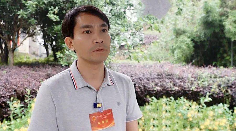 人大代表邓国勇说:"结合我们乡的工作实际,突出抓好三个方面的落实.