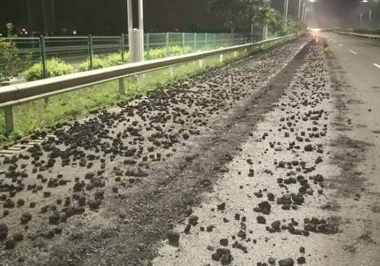 无良司机来斗门装货洒了一路煤渣堆成小山罚惨了
