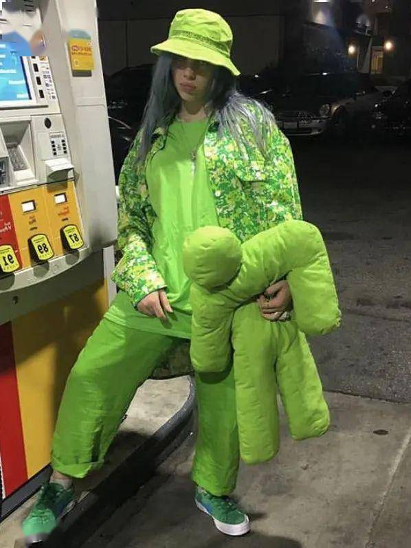 在村上隆xbillieeilish的重磅ut联名中斜肩小人凭什么备受瞩目