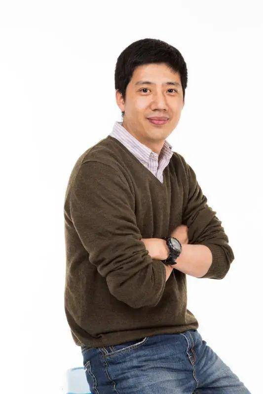 推荐了林汉达,曹余章两位先生编著的《上下五千年》这套通俗历史读物