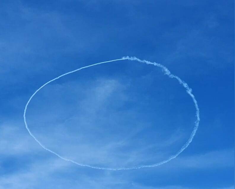 英国退役飞行员驾驶飞机在天空画出笑脸 为当地人送去欢乐