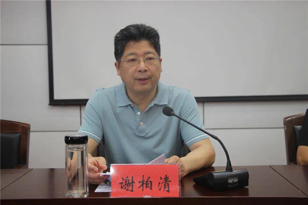 弋阳县委书记谢柏清主持会议.弋阳县委副书记,县长陈敏出席会议.
