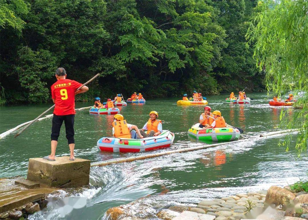 开漂出发▲漂流队经过龙门景区长汀庵杰是省扶贫开发重点乡镇,前几