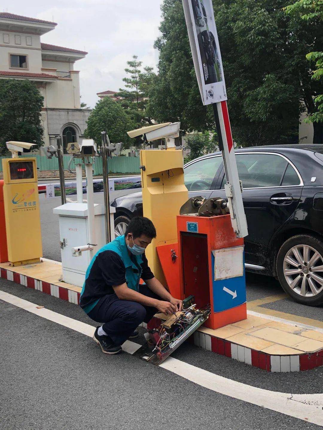 物业管理服务部1,巡查苑区,对公共区域违停车辆通知挪车;2,整理石墩