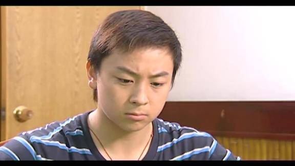 少年赌圣看到躺在病床上的奶奶释小龙走上了一条不归路