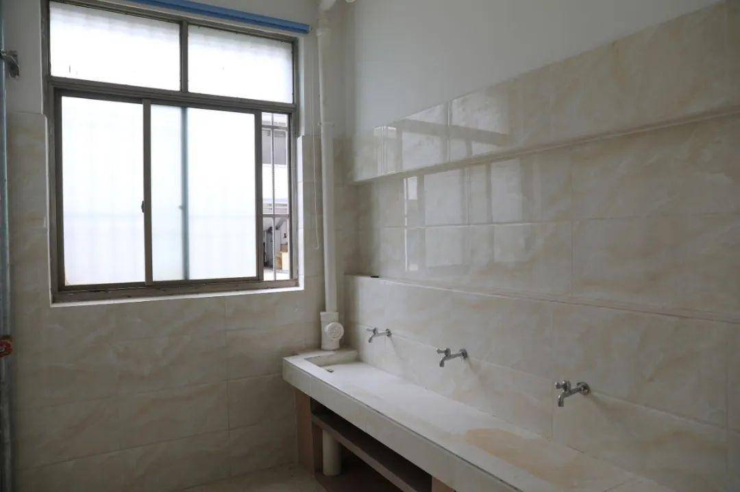 加装了空调的宿舍学生宿舍已经更换了全部的洁具,台盆等,并新安装了