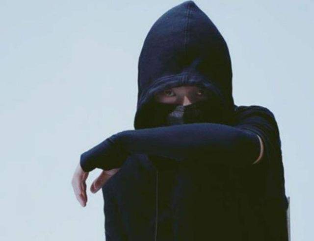 一顶黑色鸭舌帽,一个遮到眼下的黑色口罩,将黑脸v