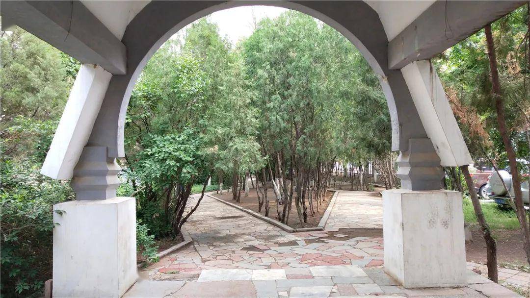 注意等待改造的锦州八一公园