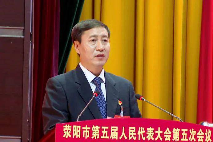 今天继续为您摘要播发市长王效光在市五届人大五次会议上所做的《政府