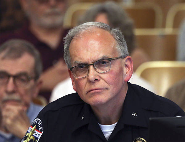 美国警察执法程序不当致黑人男子遭枪击身亡,局长被解职_路易斯维尔