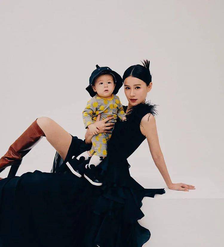 表情严肃衣着全黑!网友称似宣萱?