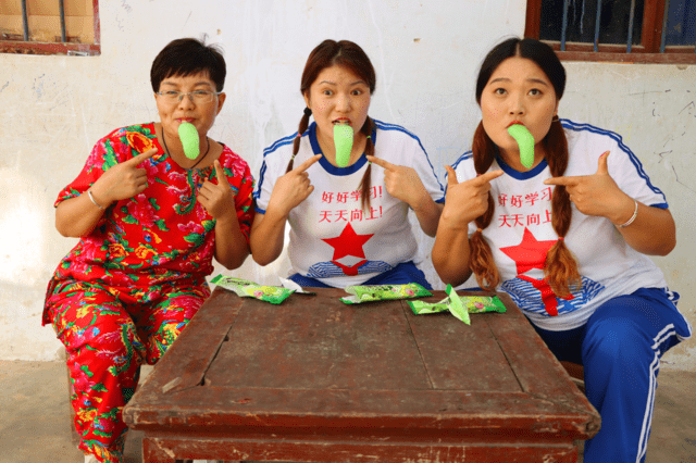 大婶给小伙伴买会跳舞的舌头雪糕,谁知胖妞竟一口给吃光了,厉害大婶给