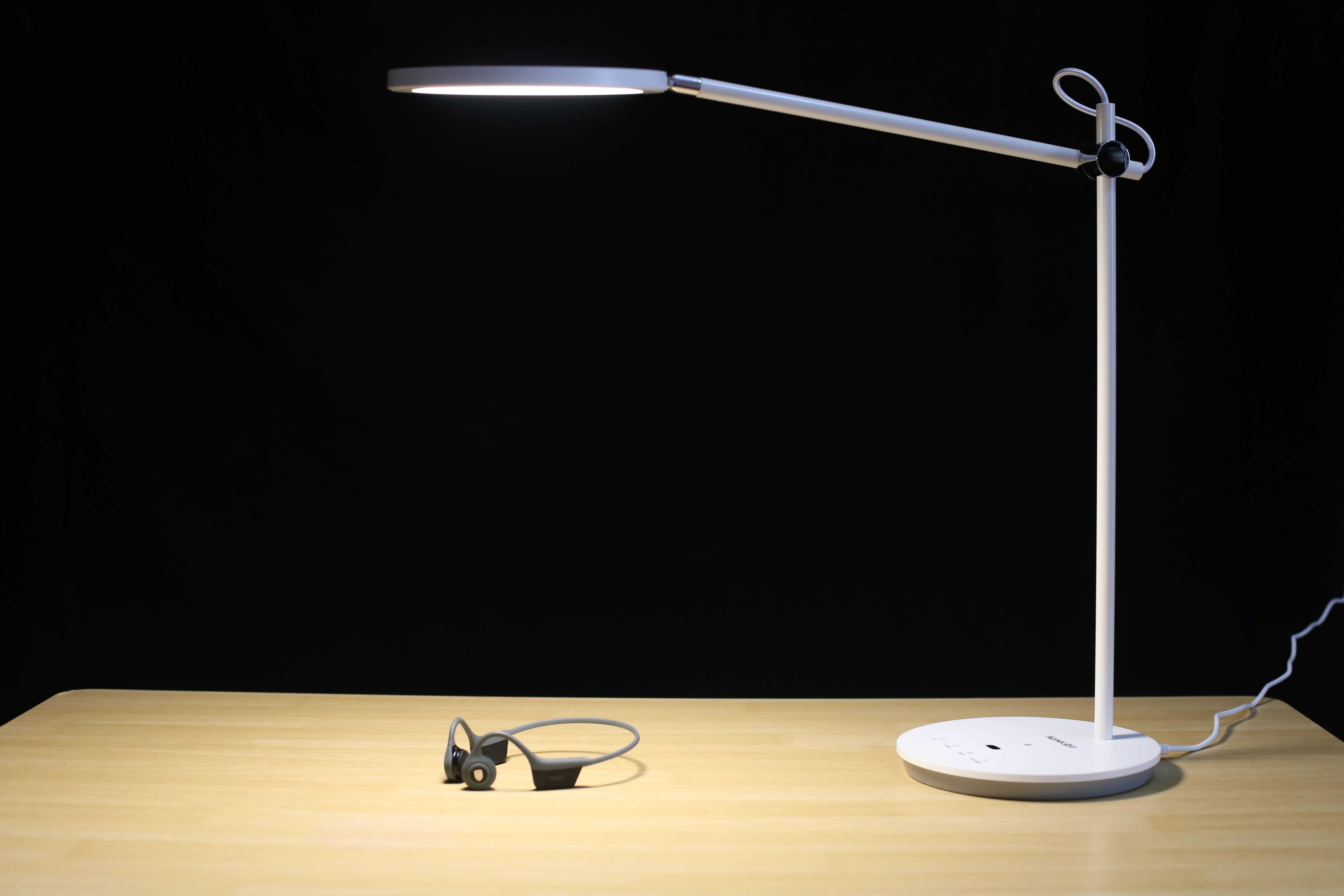 自适应灯光更护眼更专业的南卡护眼灯l1