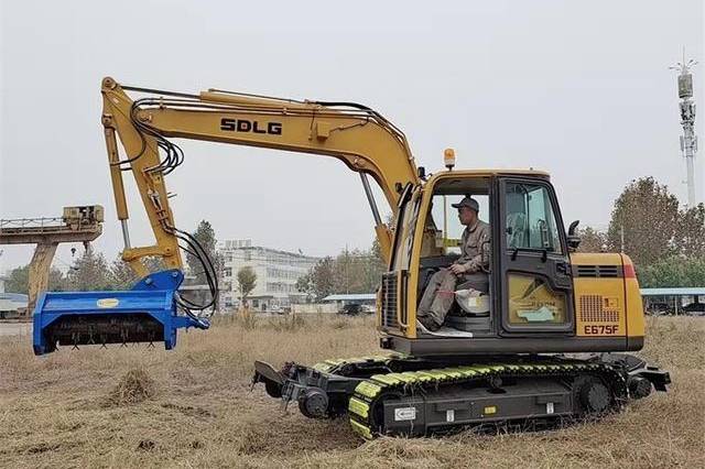 挖掘机割草机芦苇地轻松搞定