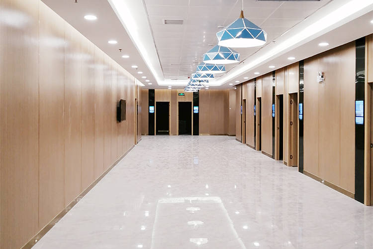 蓝品盾树脂薄板墙面贴墙板医院安装现场