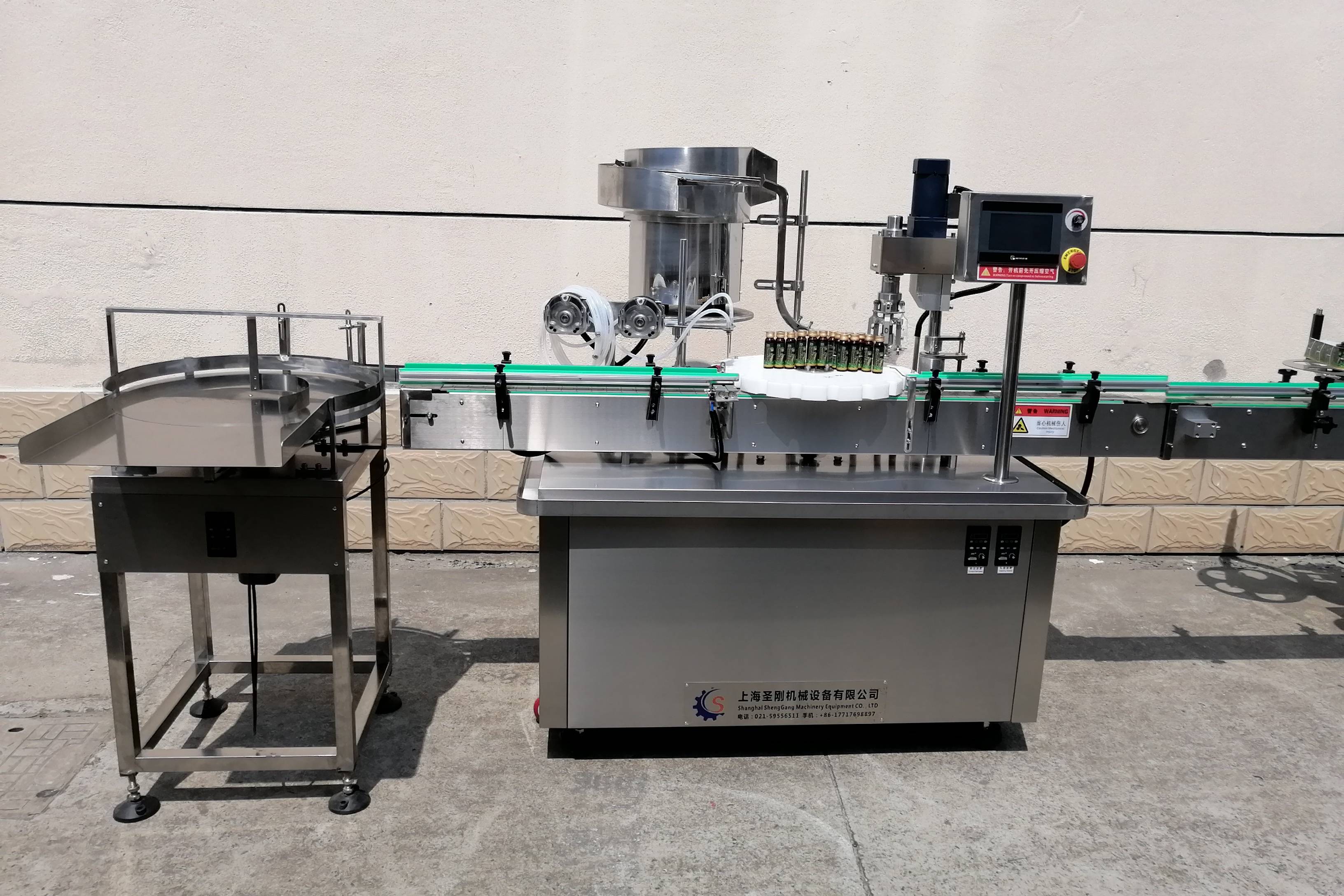 上海玻璃瓶液体灌装锁盖机10ml香水喷雾灌装机全自动锁盖压盖机