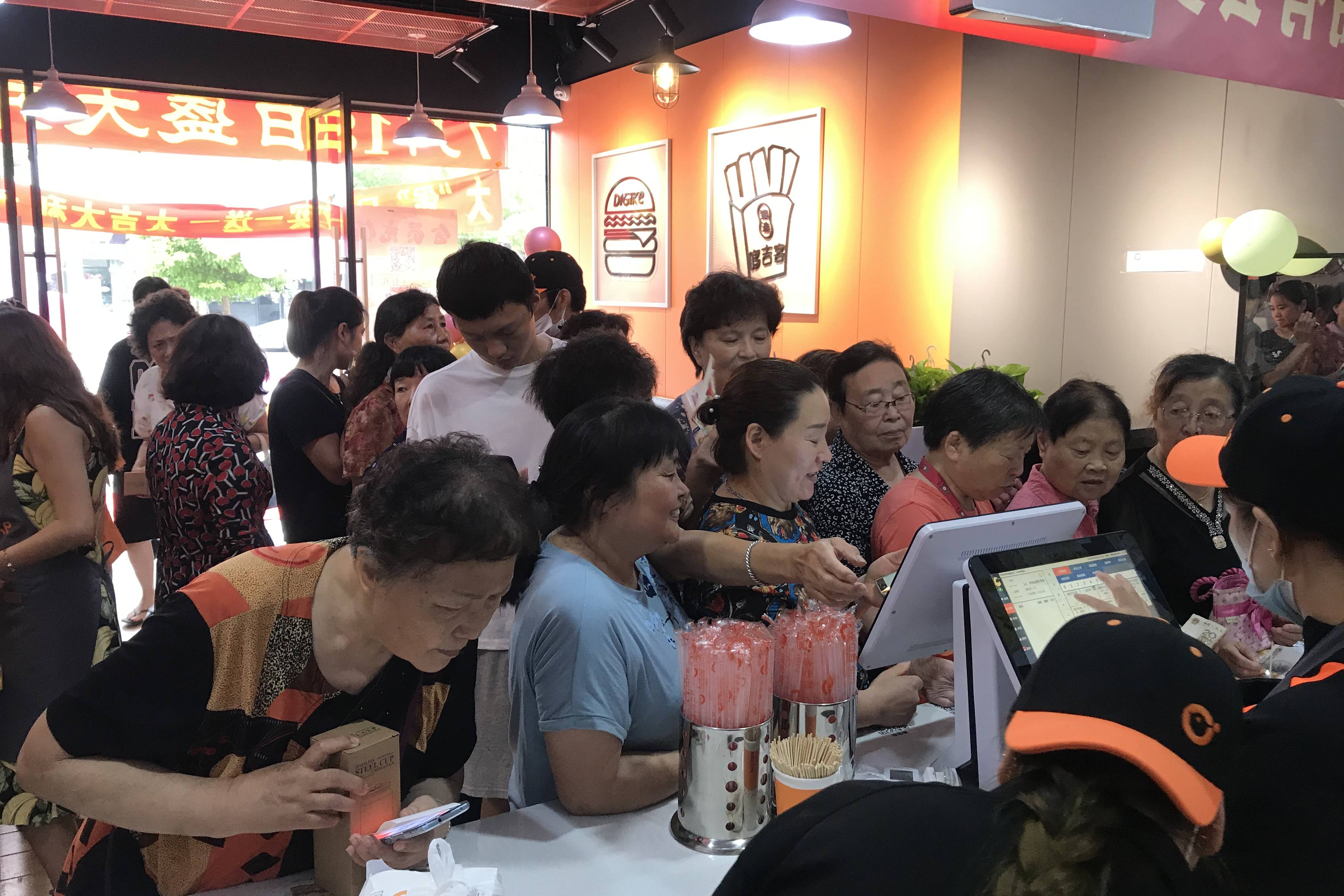 金九银十火爆季正是创业好时节哆吉客汉堡店店爆满