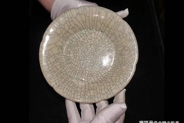 这类“哥窑” 瓷器基本都是现代仿古瓷—— 切勿当真！_手机搜狐网